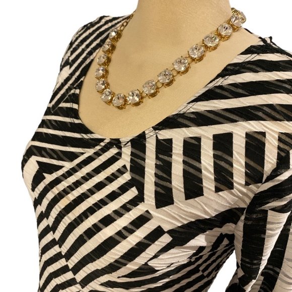 LANA SPORT Petite🇨🇦 Top Sz Medium Black & White Urban Geo Stripes 3/4 Sleeves - Picture 4 of 8